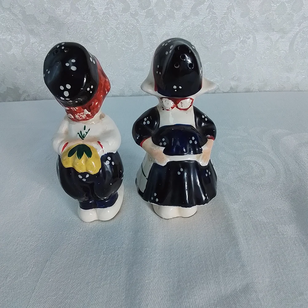 Charming vintage kissing Dutch couple salt and pepper shakers